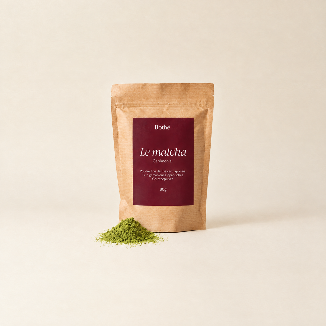 Sachet kraft de matcha cérémonial bio Bothé à côté d'un petit tas de poudre de matcha vert vif