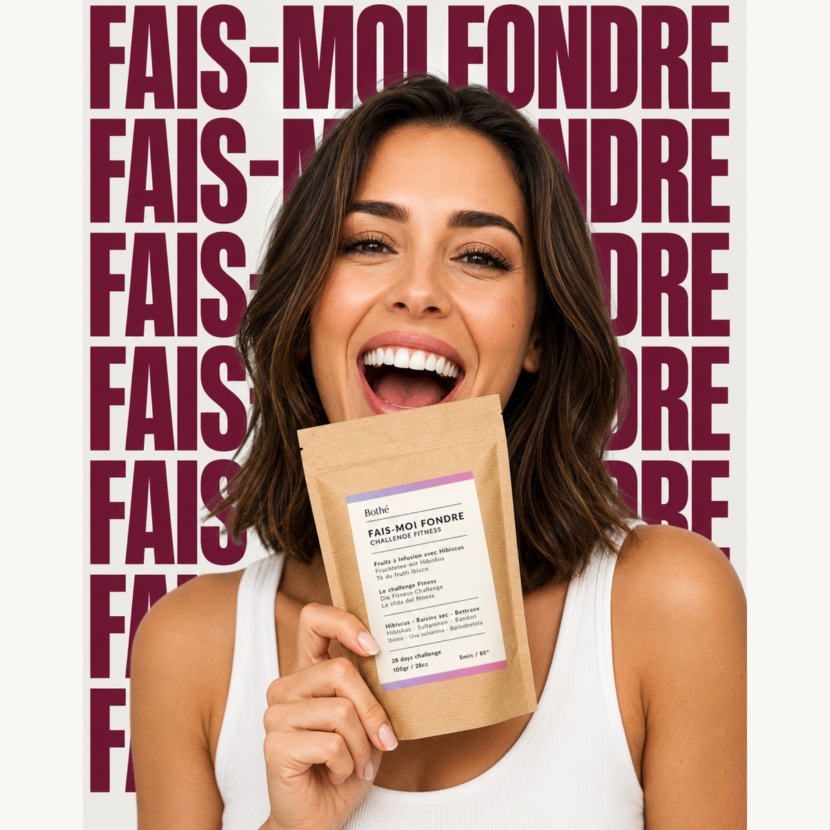 Kräutertee „FITNESS-TEE“ – lachende Frau mit dem Teebeutel vor dem Schriftzug „FITNESS-TEE“