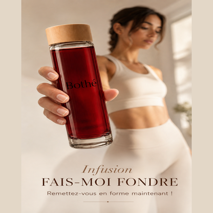 Tee „FITNESS-TEE“ – Frau, die die gefüllte Flasche in Richtung Kamera hält