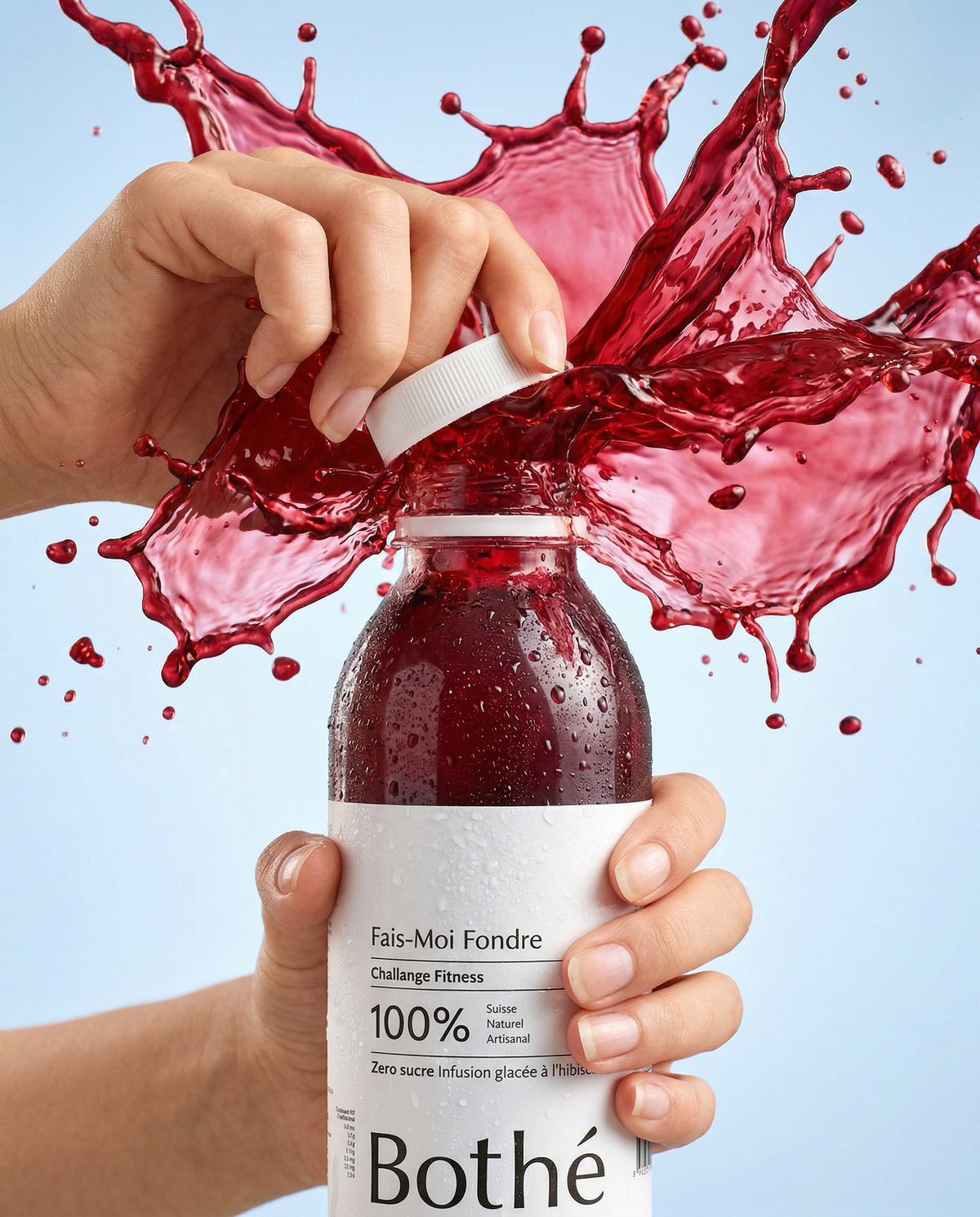 Ein Spritzer des Eistees „FITNESS-ICETEA“ mit Hibiskus von Bothé Swiss